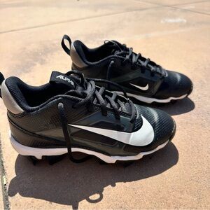 Size 1.5 Nike baseball cleats Black and White